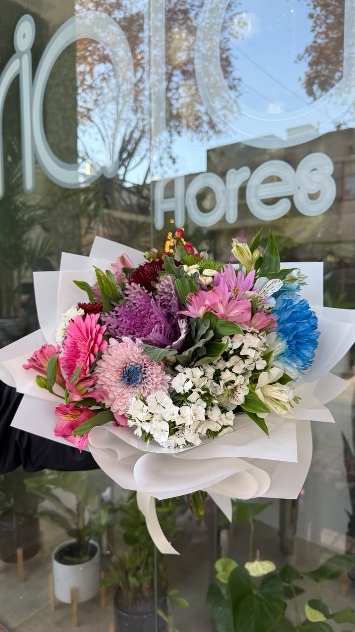 Ramo floral con detalles de intervención en azul, repollo, gerberas y crisantemos