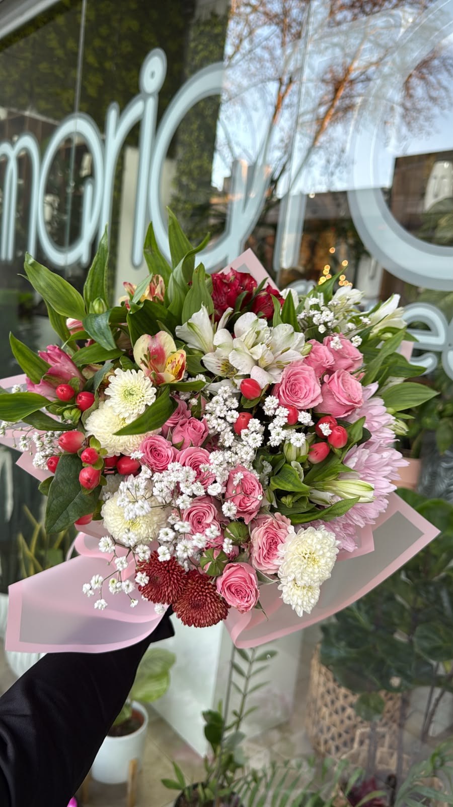 Ramo floral con rosas spray, astromelias y margaritas