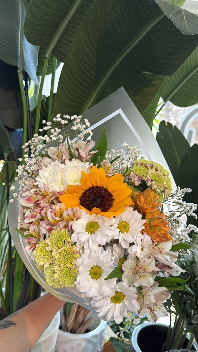 Surtido con girasol, astromelias y san Vicente