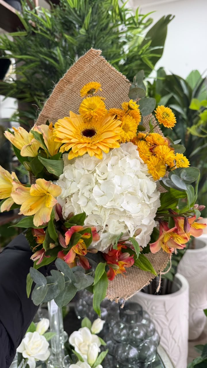 Ramo floral con hortensia, una gerbera y astromelias