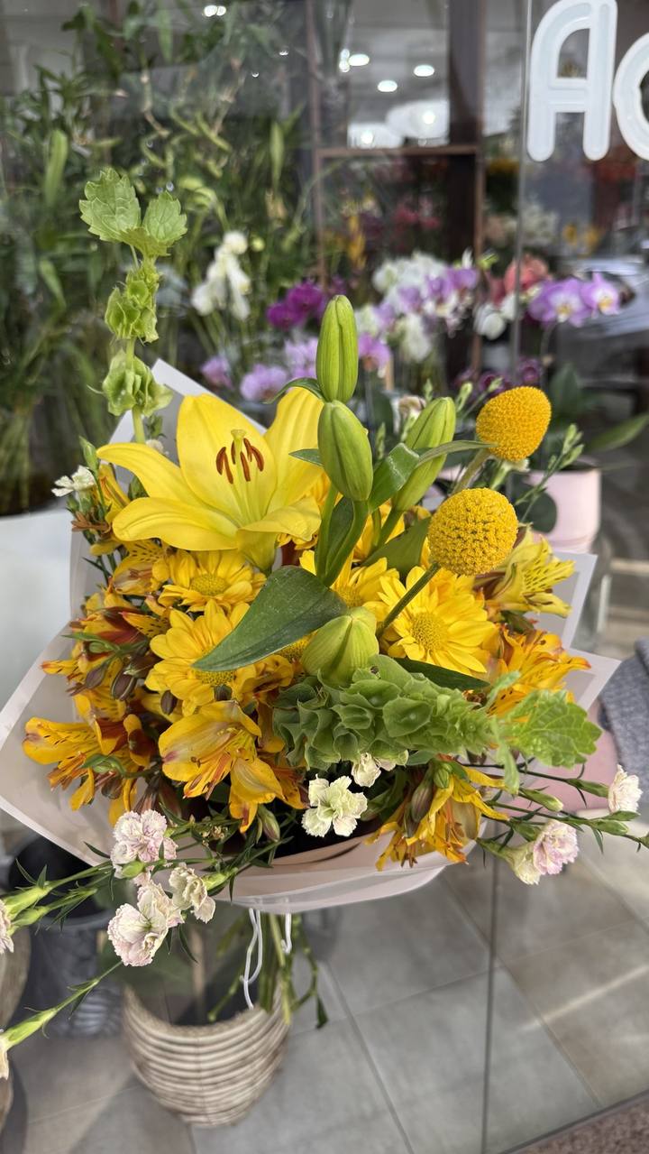 Ramo floral con lilium, craspedia, moluccenas y Astromelias
