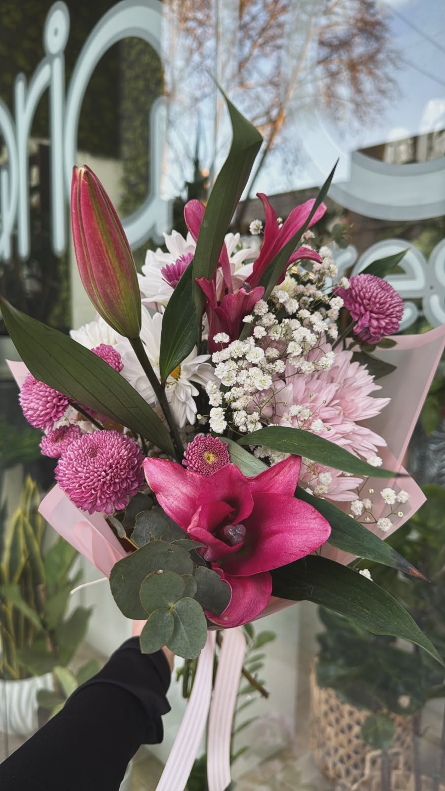 Ramo floral con lilium, crisantemos y margaritas