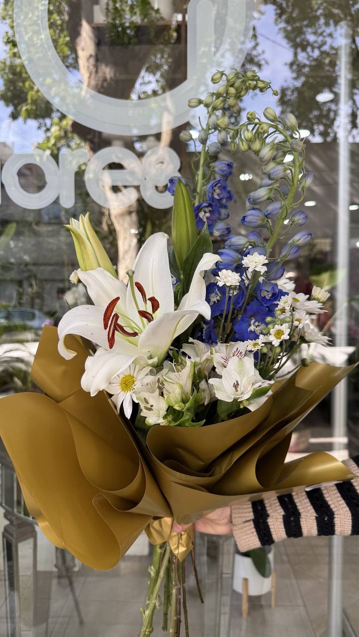 Ramo floral de lilium, delphinium y Astromelias