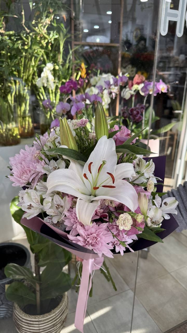 Ramo floral con lilium perfumado, astromelias, margaritas y crisantemos