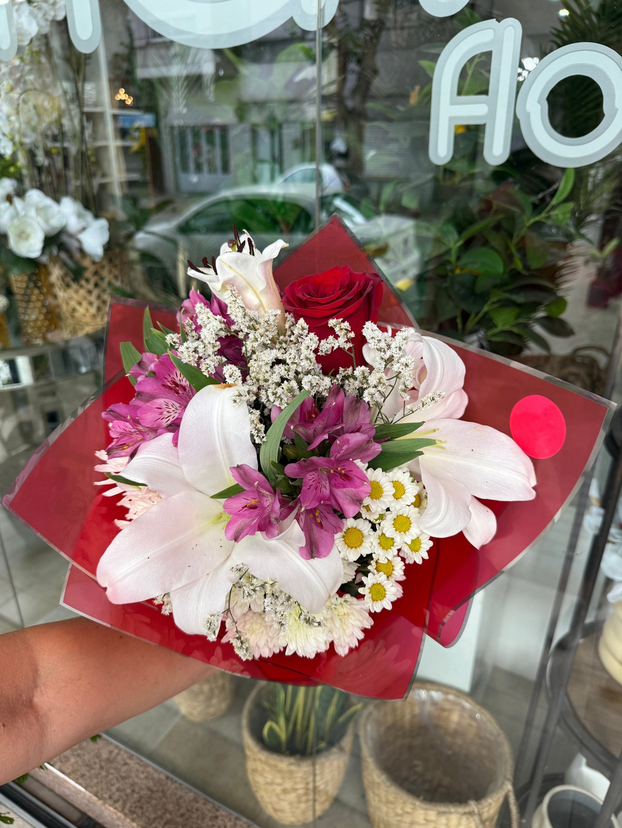 Surtido con lilium, rosa, astromelias y manzanilla