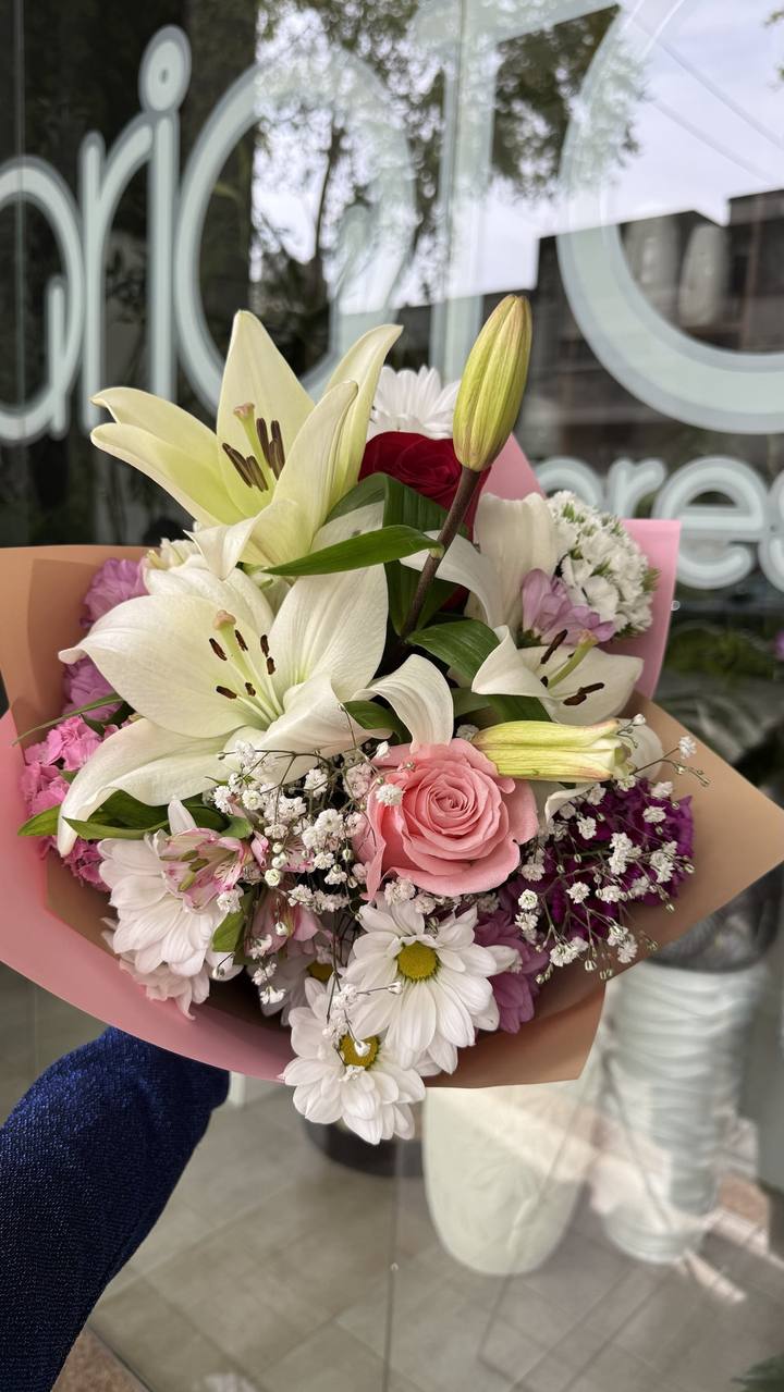 Ramo floral con lilium, rosas, margaritas y astromelias