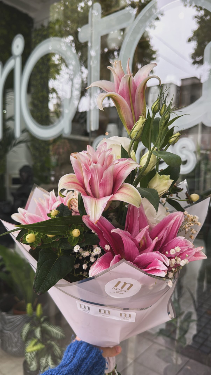 Ramo floral de liliums, hipericum y lisianthus