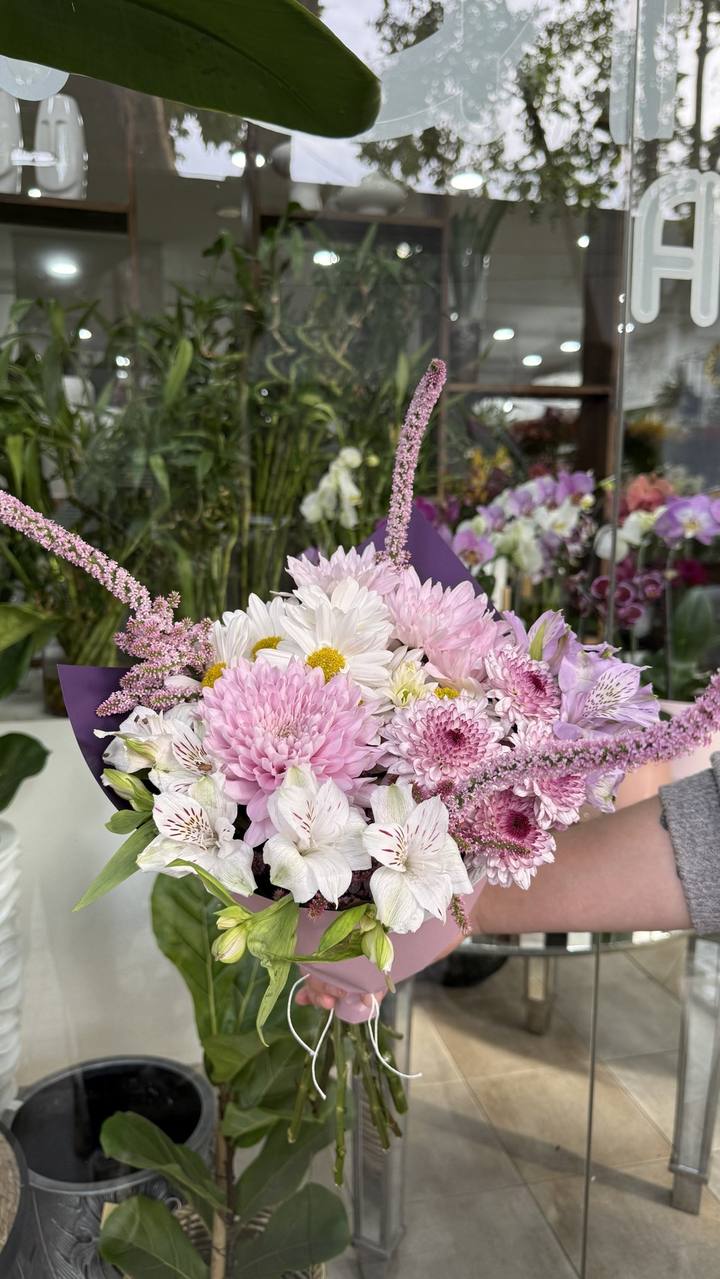Ramo floral de Limonium suworowii, margaritas y Astromelias