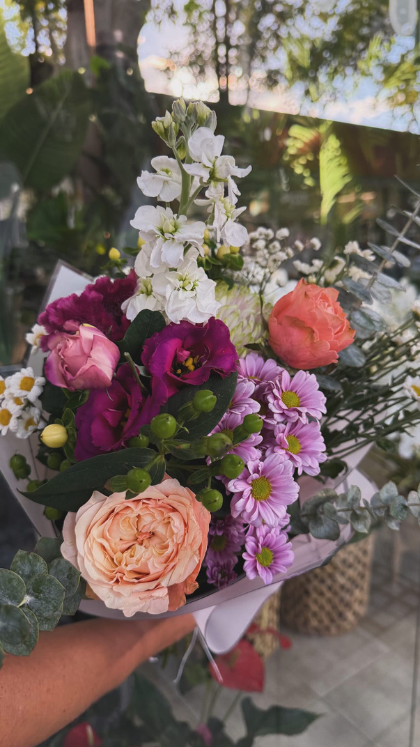 Ramo floral de lisianthus, aleli y crisantemo