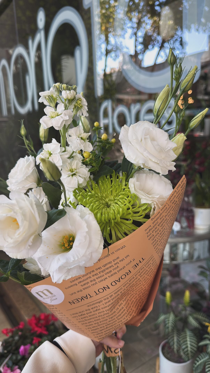 Ramo floral de lisianthus, aleli y crisantemo