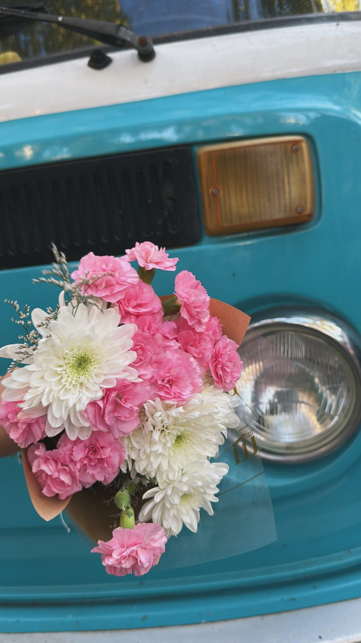 Ramo floral de margaritas y clavelinas