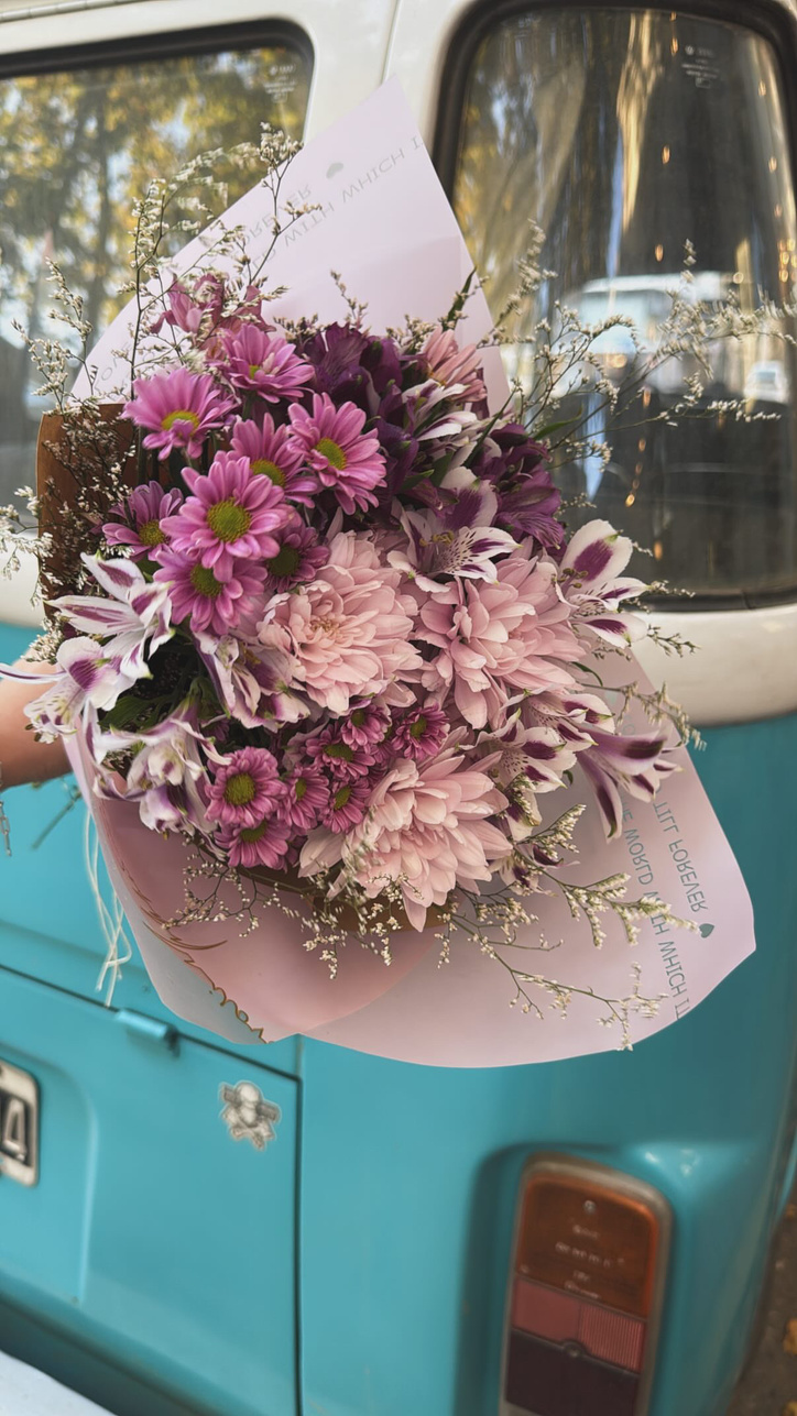 Ramo floral de margaritas, crisantemos y astromelias