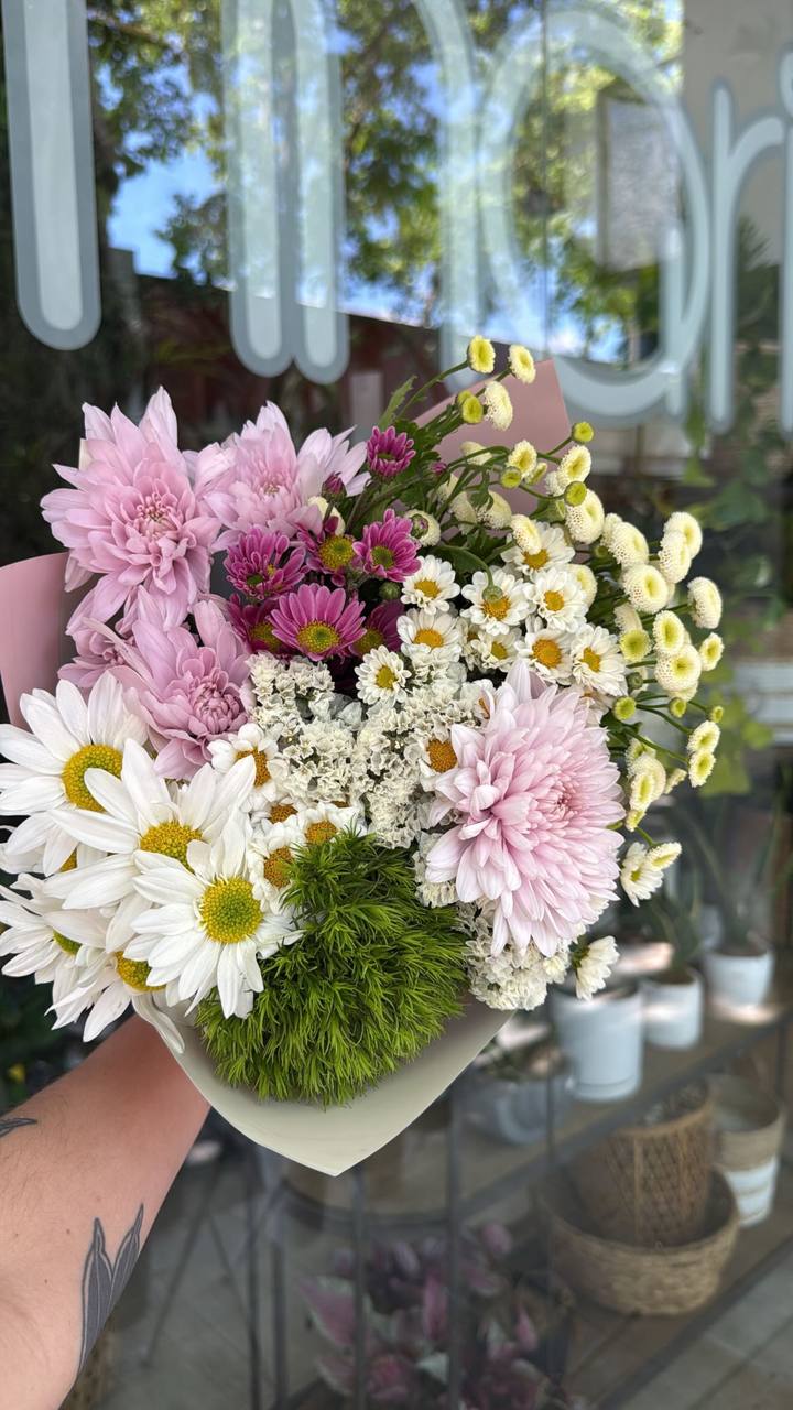 Ramo floral de margaritas y green trick