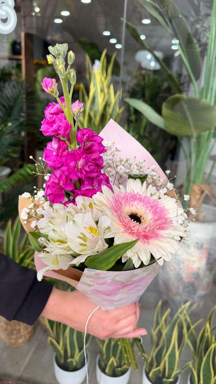 Ramo floral con alelí, una gerbera y astromelias