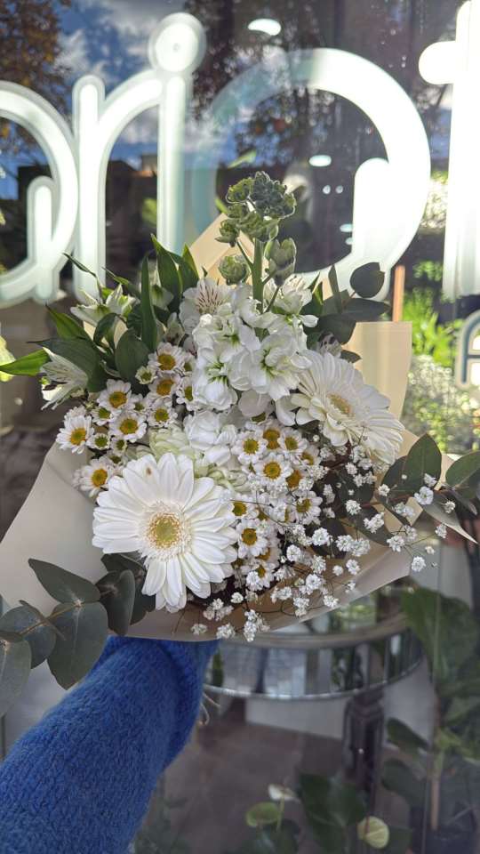 Ramo floral con un alelí, gerberas, manzanillas y astromelias