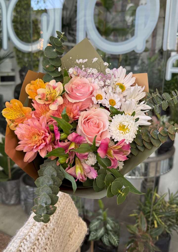 Ramo floral de astromelias, crisantemos, margaritas, dos rosas y eucaliptus