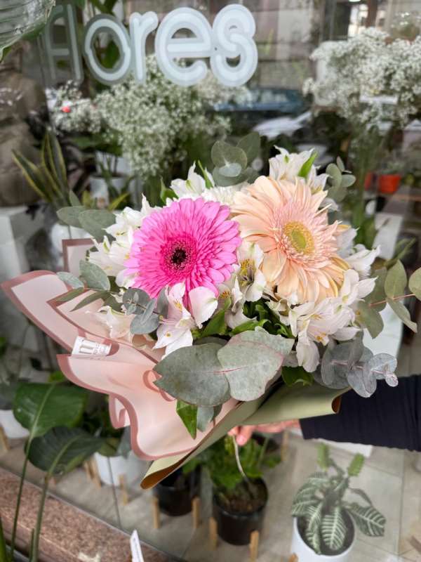 Ramo floral de astromelias y gerberas