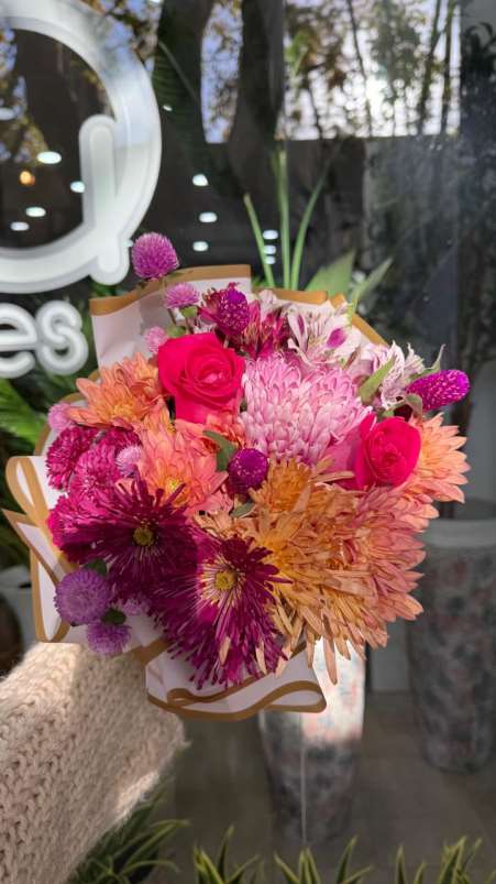 Ramo floral con dos rosas, gonfrenas, astromelias y crisantemos