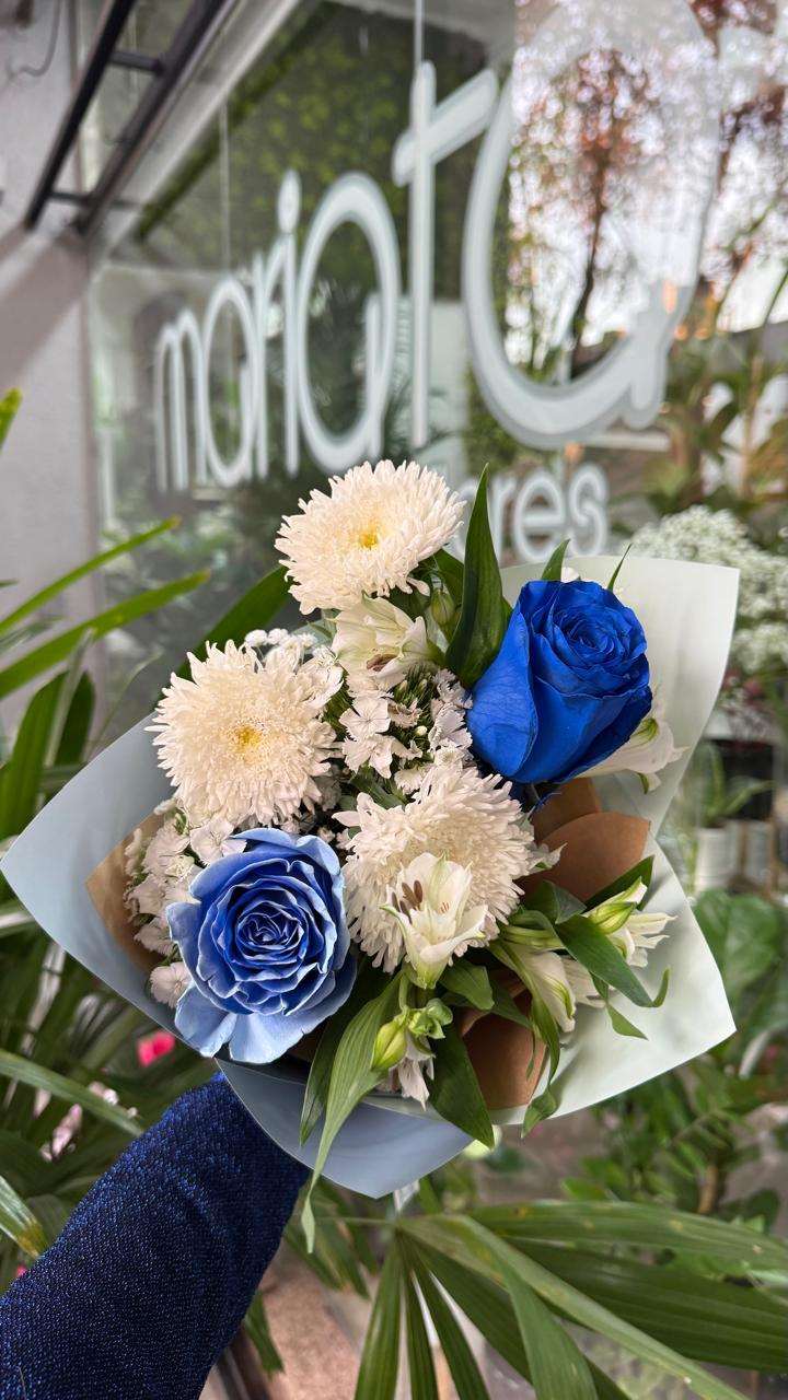 Ramo floral con dos rosas intervenidas, reina margarita, dianthus y astromelias