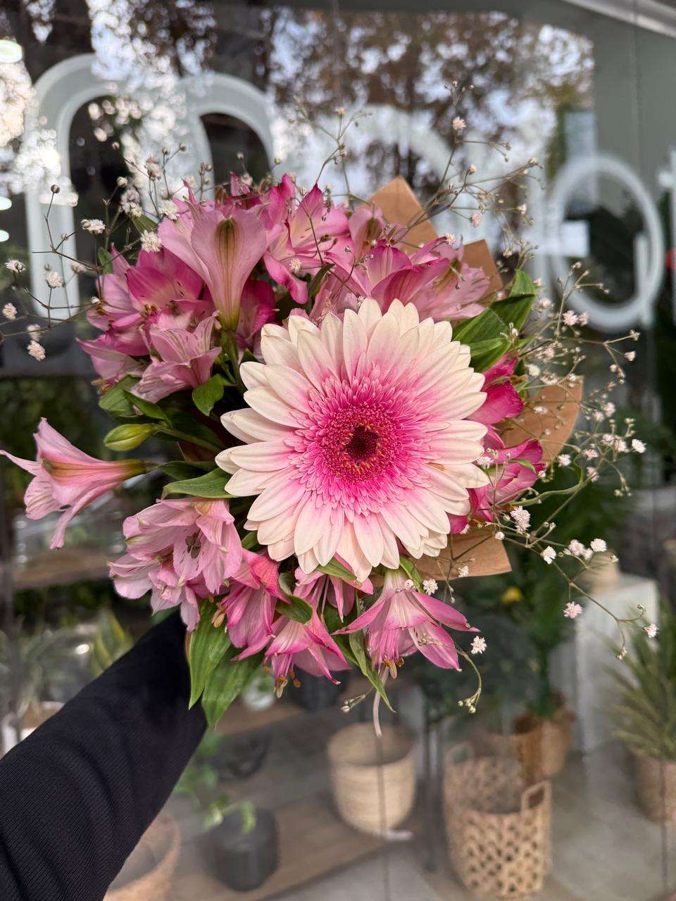Ramo floral con una gerbera y astromelias