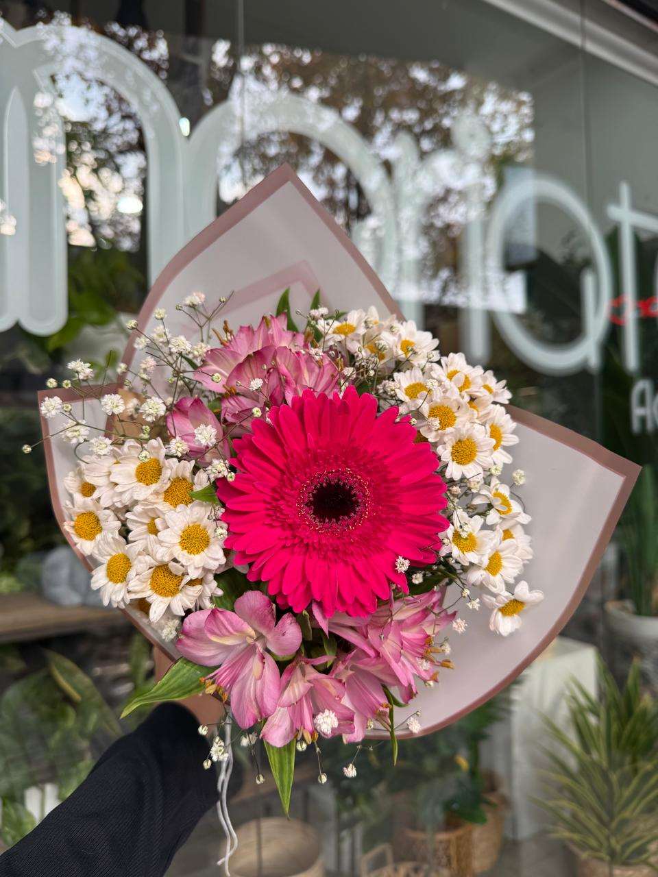 Ramo floral con una gerbera, margaritas y astromelias