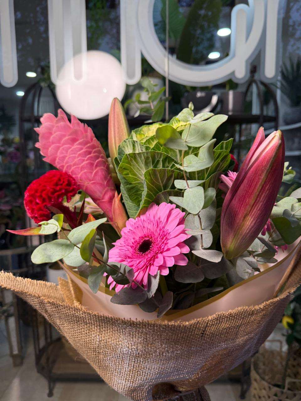Ramo floral con flor de jengibre ornamental, repollo, lilium, cresta de gallo y gerberas