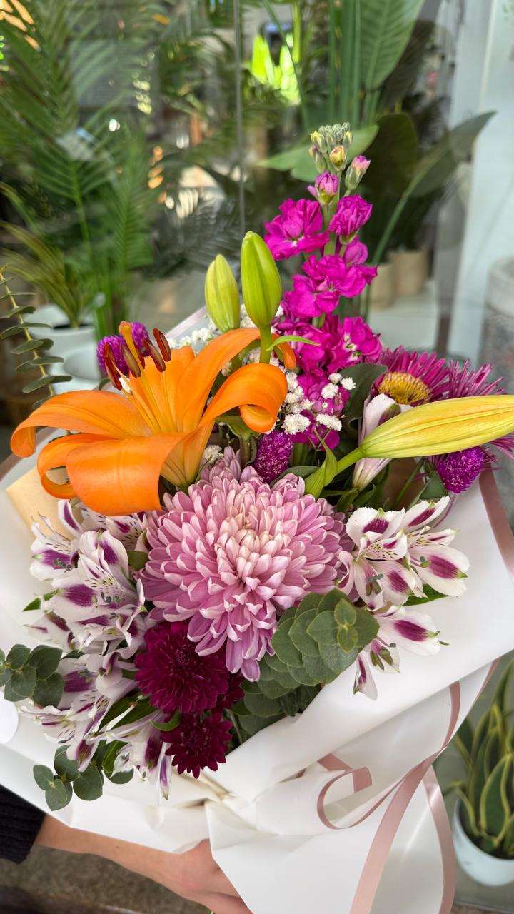Ramo floral con lilium, alelí, crisantemos y astromelias