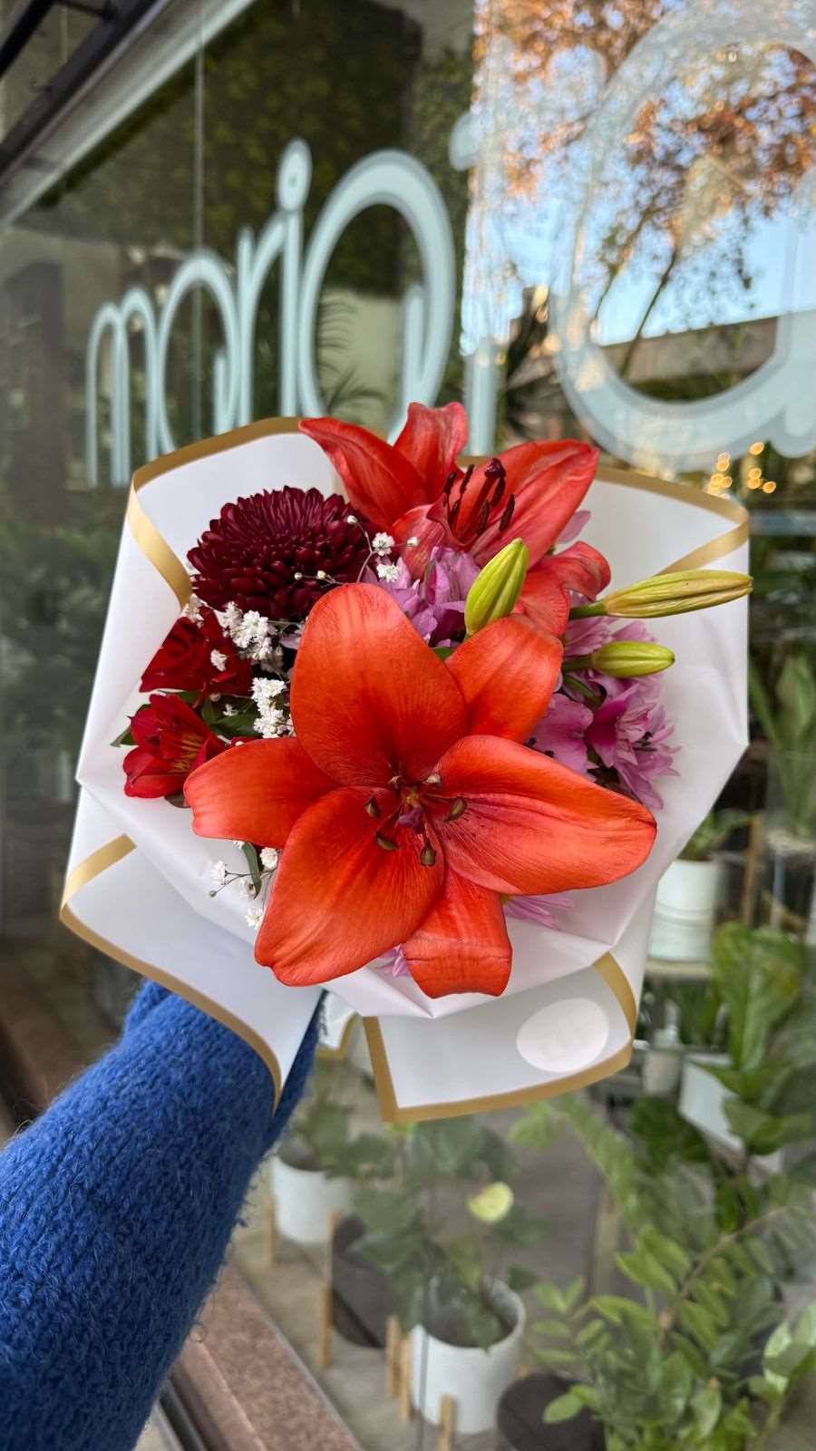 Ramo floral con lilium, astromelias y crisantemo