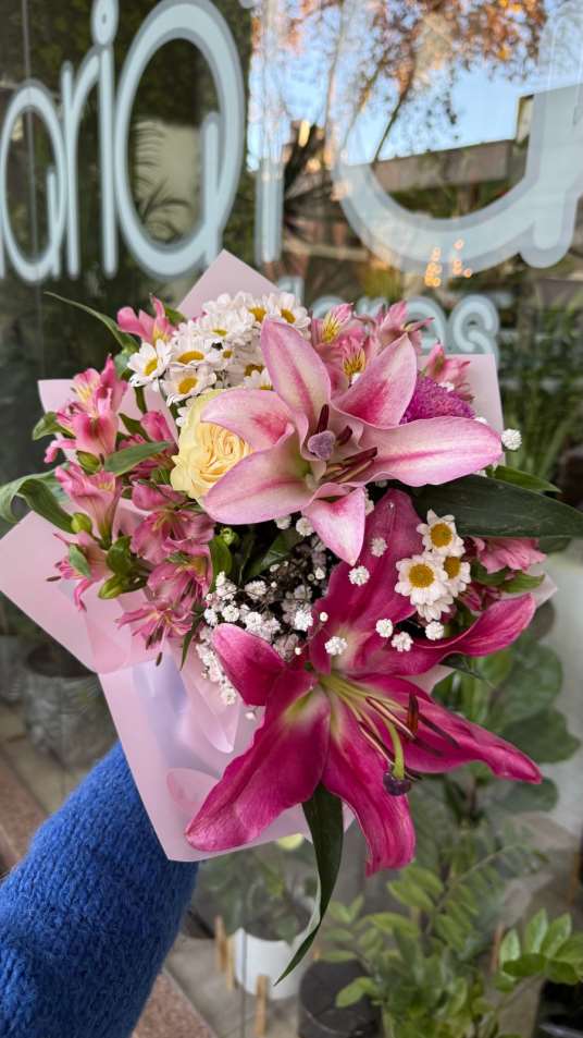 Ramo floral con lilium perfumado, una rosa, astromelias y manzanillas