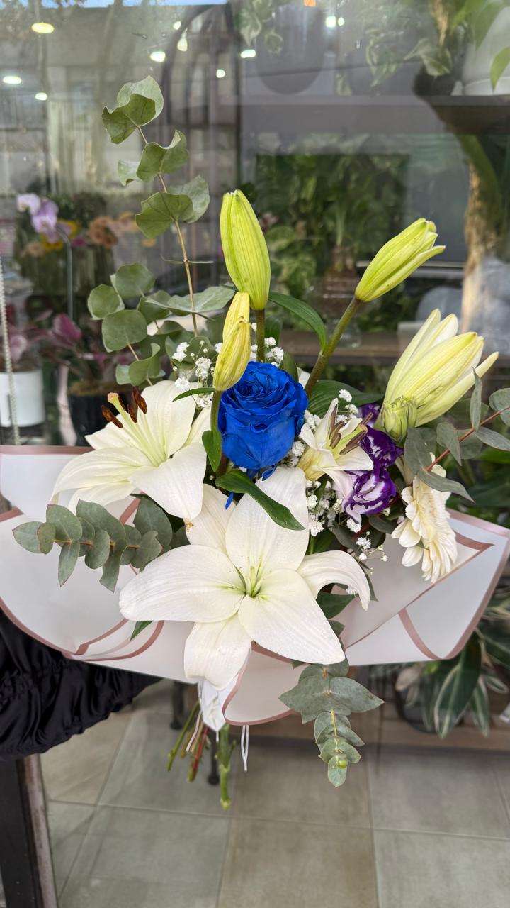 Ramo floral de lilium, una rosa, gerbera y lisianthus