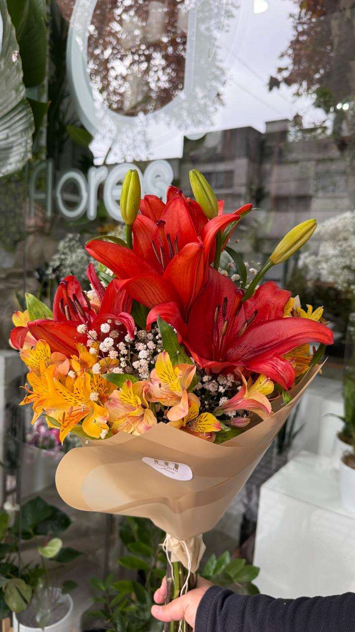 Ramo floral de liliums y astromelias