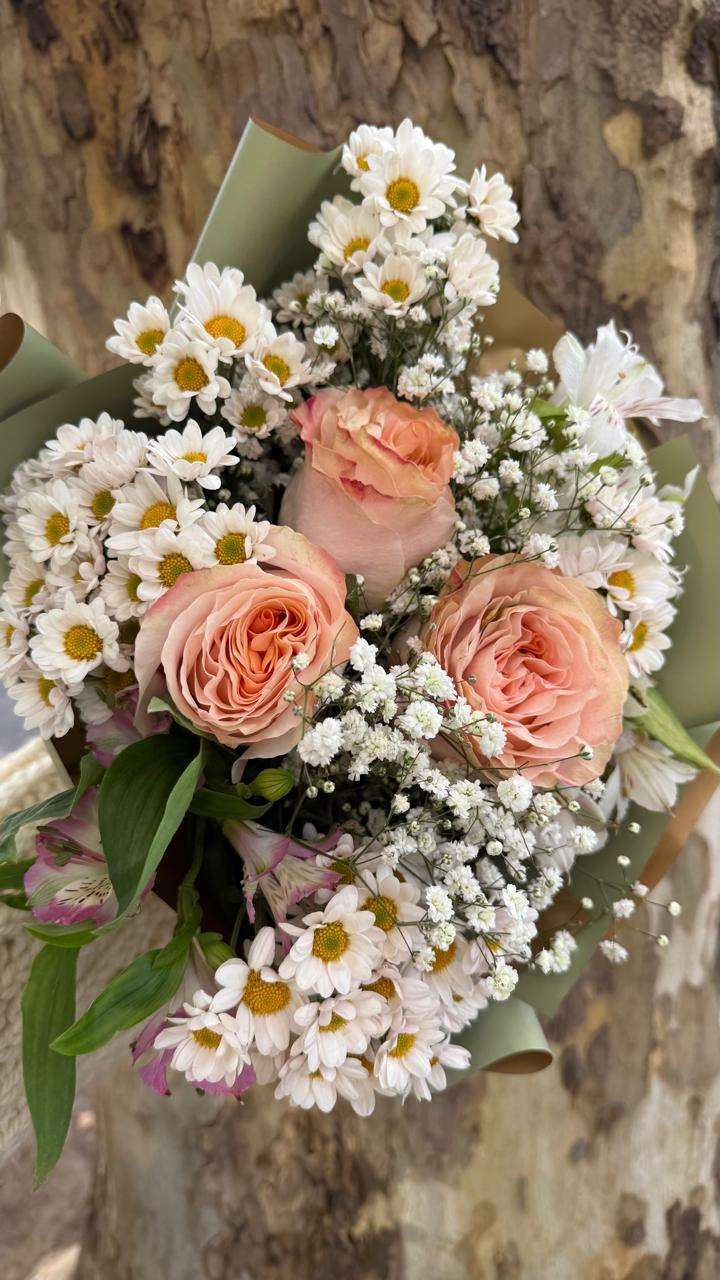 Ramo floral de manzanillas y tres rosas