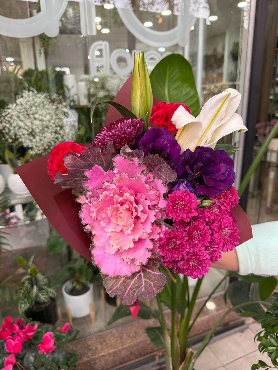 Ramo floral con un repollo, crestas de gallo, lilium, lisianthus y crisantemos