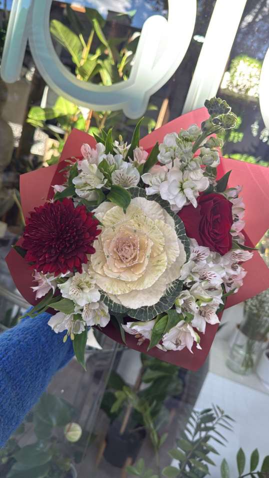 Ramo floral con un repollo, una rosa, un alelí, crisantemo y astromelias