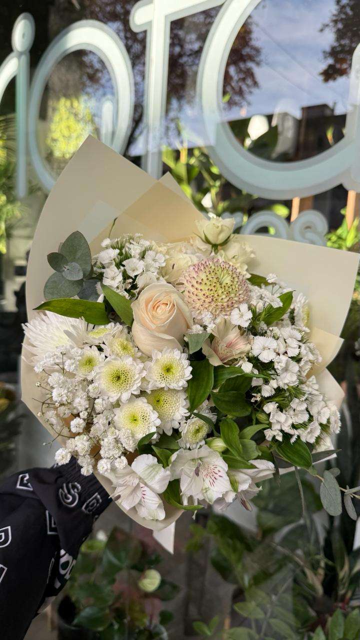 Ramo floral con una rosa, dianthus, crisantemos, astromelias, margaritas y rosas spray