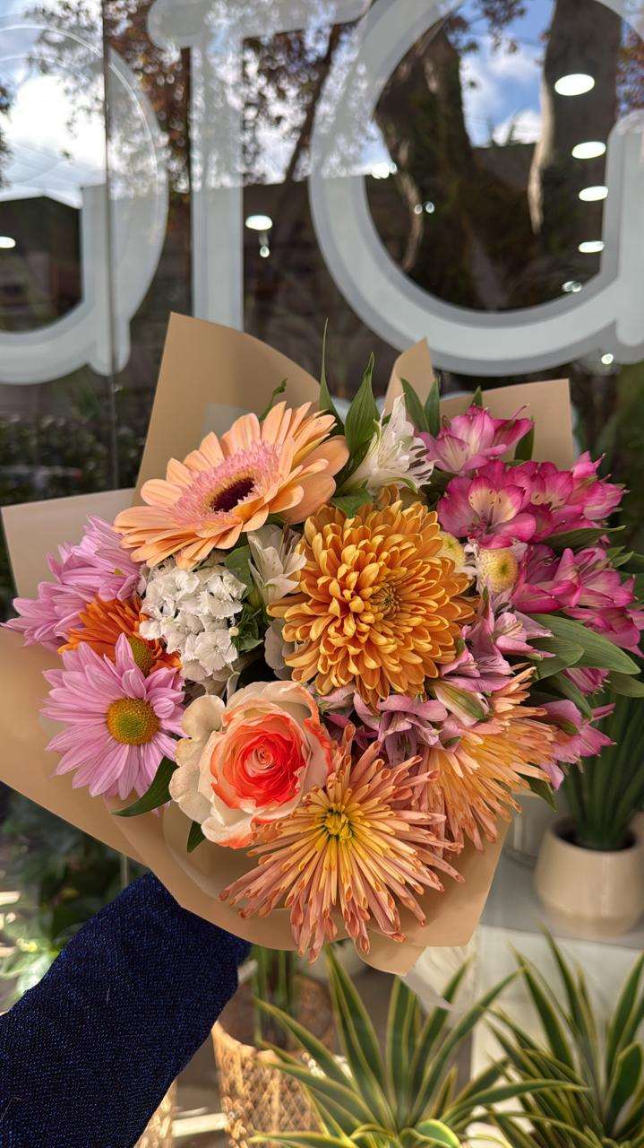 Ramo floral con una rosa, una gerbera, crisantemos, margaritas y astromelias
