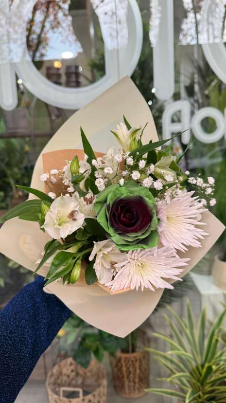 Ramo floral con una rosa intervenida, astromelias y crisantemos