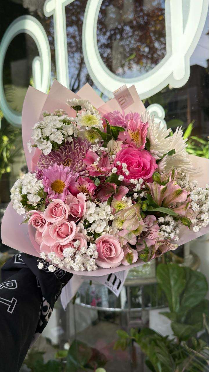 Ramo floral de rosas spray, dianthus, margaritas, crisantemos y astromelias