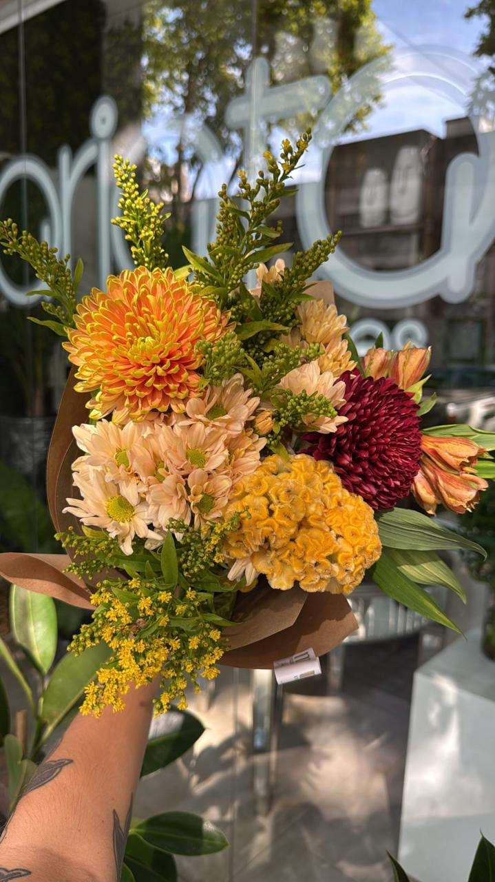 Ramo floral con solidagos, crisantemos, margaritas y cresta de gallo