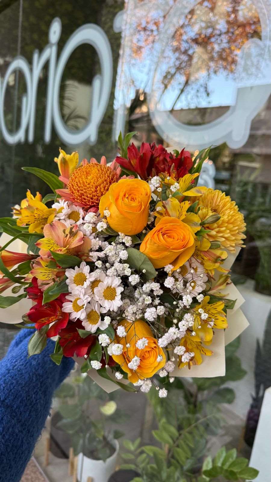 Ramo floral con tres rosas, crisantemos, manzanillas y astromelias