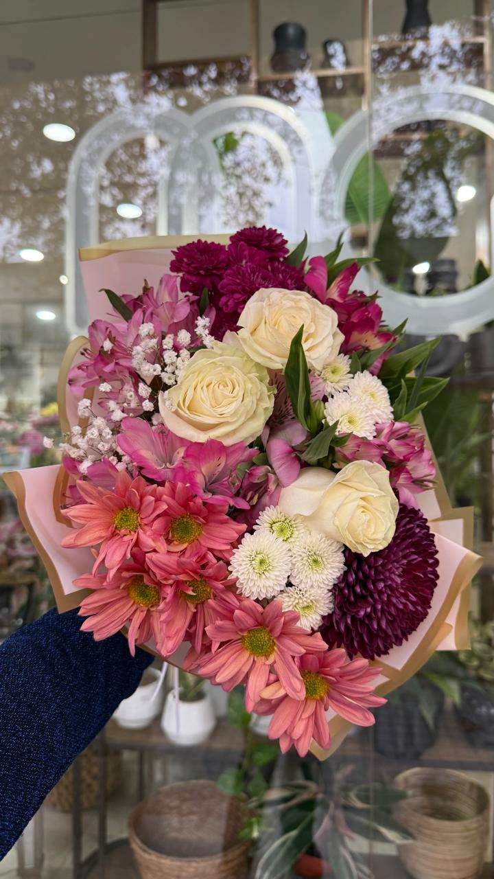 Ramo floral con tres rosas, margaritas y astromelias