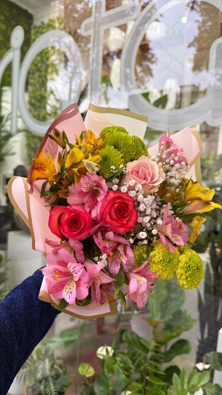 Ramo floral con tres rosas, margaritas y astromelias
