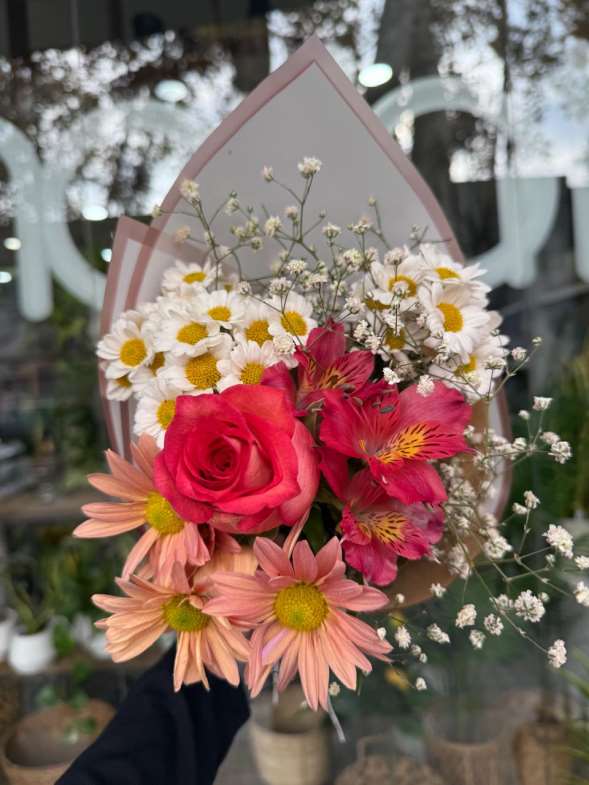 Ramo floral con una rosa, margaritas y astromelias