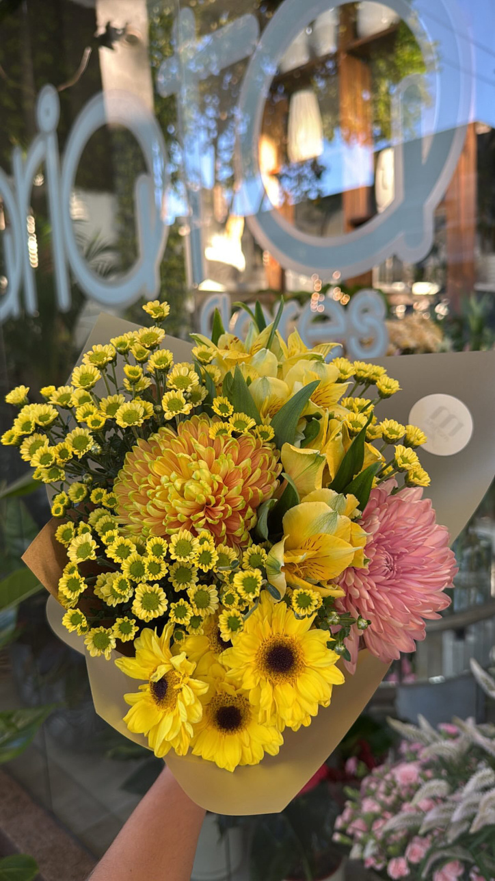 Ramo floral con margaritas y crisantemos