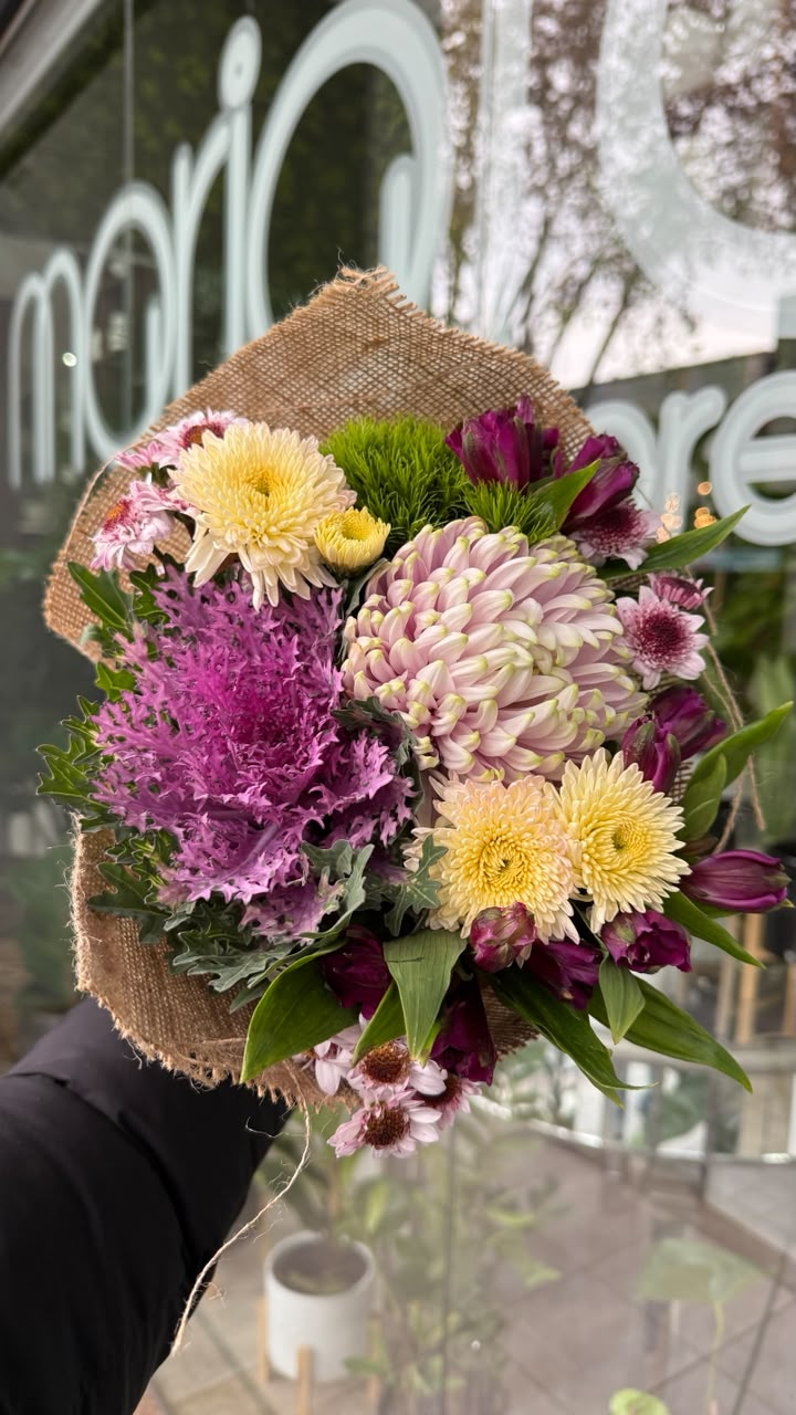 Ramo floral con un repollo, green trick y crisantemos