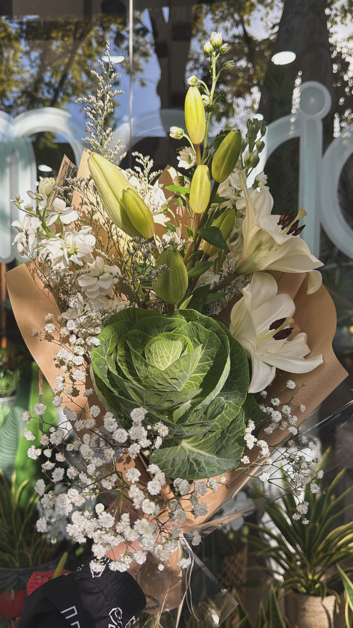 Ramo floral con un repollo, lilium y alelies