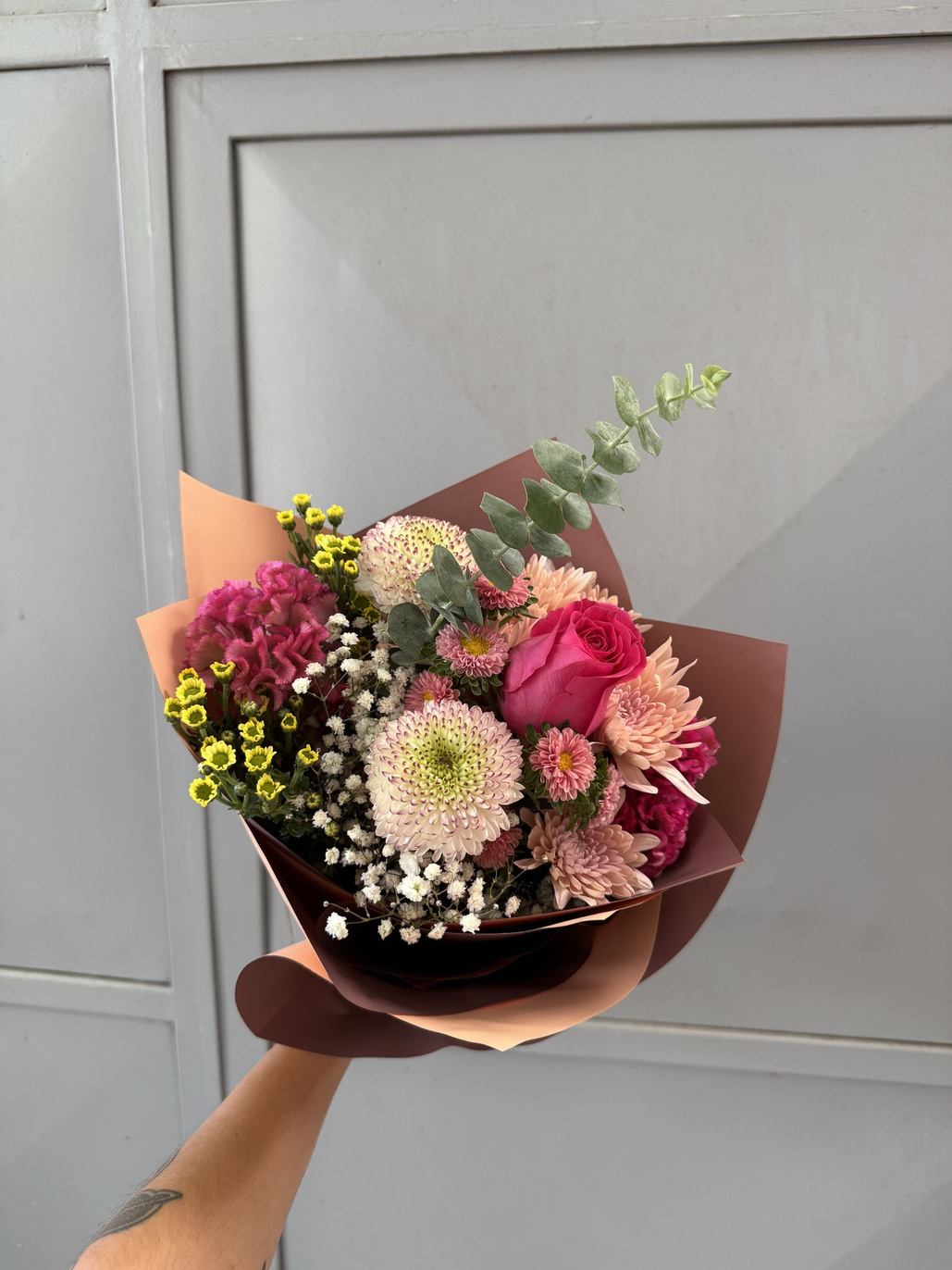 Ramo floral con rosa, cresta de gallo y san Vicente