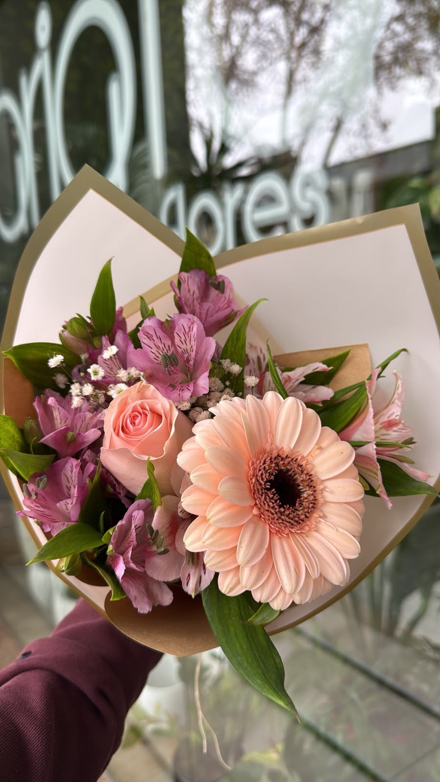 Ramo floral con una rosa, una gerbera y astromelias