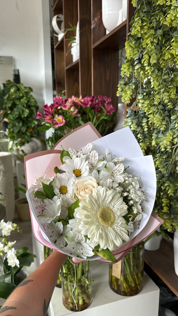 Surtido con rosa, gerbera, margarita y astromelia