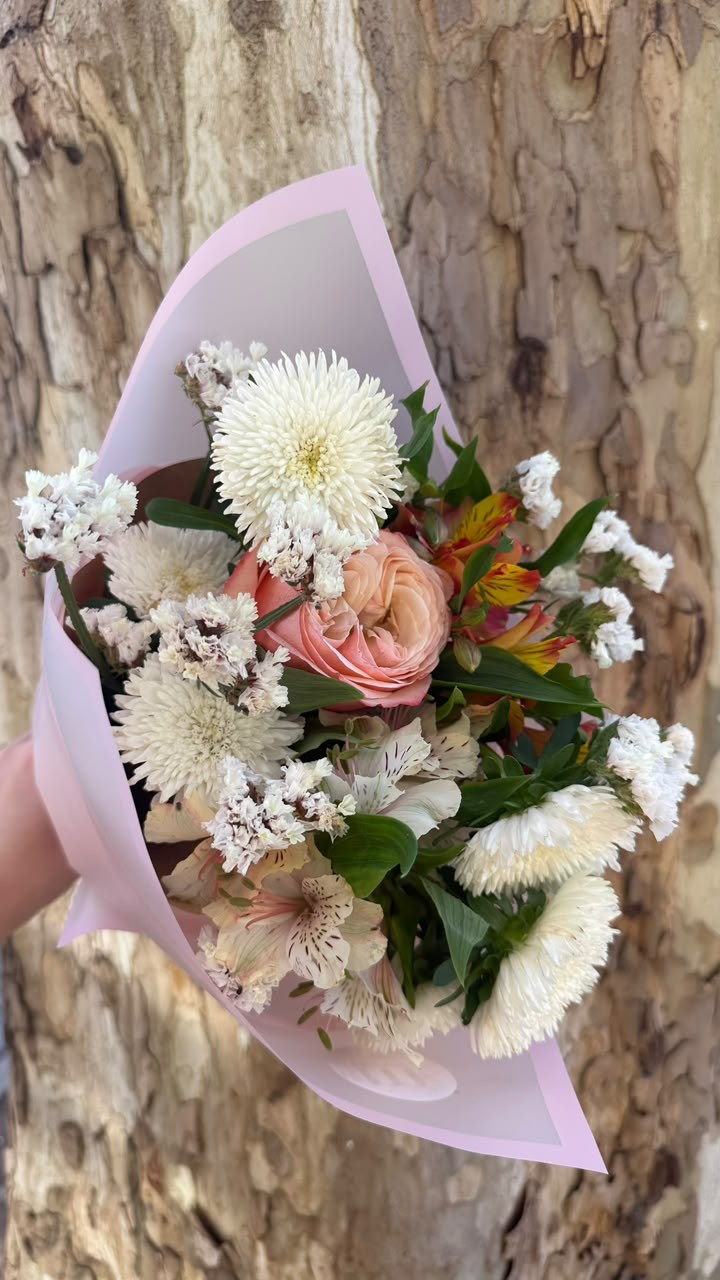 Ramo floral con una rosa inglesa, astromelias y margaritas